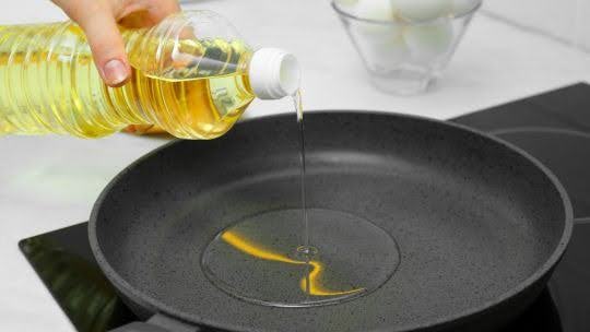 Image of Cold Pressed Groundnut Oil vs Refined: Which Is Better for Deep Frying?